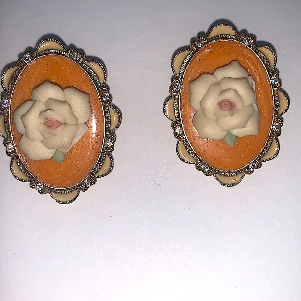Vintage Victorian Clips on rose porcelain with 8 small zirconiums gold tone